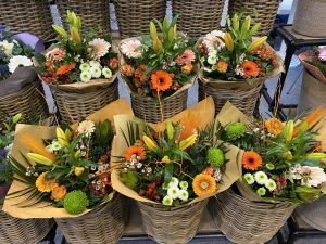 kolorowe kwiaty z przeznaczeniem do sprzedaży w sieciach retailowych.