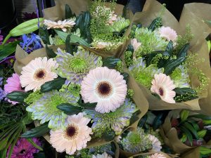 gotowe, kolorowe, mieszane bukiety z przeznaczeniem do sieci retailowych