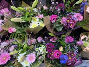 gotowe, kolorowe, mieszane bukiety z przeznaczeniem do sieci retailowych