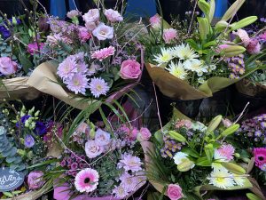 gotowe, kolorowe, mieszane bukiety z przeznaczeniem do centrów ogrodniczych