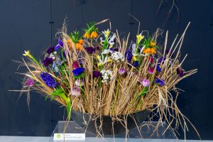 aranżacja florystyczna z wykorzystaniem kwiatów cebulowych