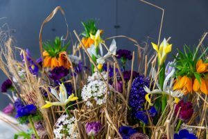 aranżacja florystyczna z wykorzystaniem kwiatów cebulowych