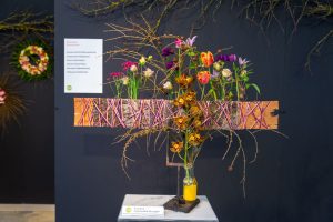 aranżacja florystyczna z wykorzystaniem kwiatów cebulowych