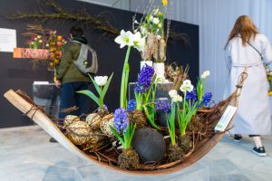 aranżacja florystyczna z wykorzystaniem kwiatów cebulowych