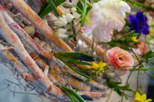 aranżacja florystyczna z wykorzystaniem kwiatów cebulowych