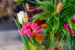 aranżacja florystyczna z wykorzystaniem kwiatów cebulowych