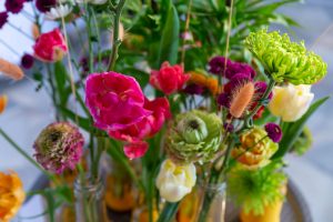 aranżacja florystyczna z wykorzystaniem kwiatów cebulowych