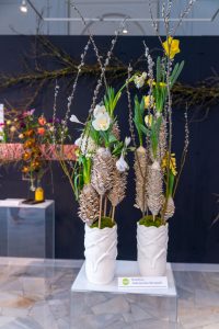 aranżacja florystyczna z wykorzystaniem kwiatów cebulowych