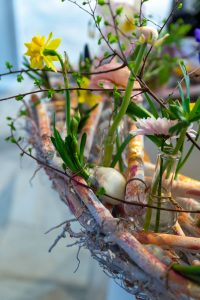 aranżacja florystyczna z wykorzystaniem kwiatów cebulowych