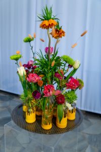 aranżacja florystyczna z wykorzystaniem kwiatów cebulowych