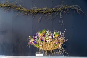 aranżacja florystyczna z wykorzystaniem kwiatów cebulowych