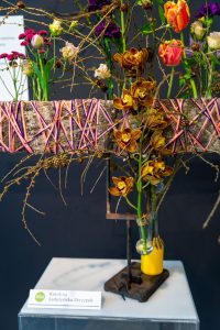 aranżacja florystyczna z wykorzystaniem kwiatów cebulowych