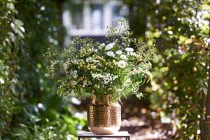 bukiet świeżych kolorowych kwiatów od 365 Dni Kwiatów