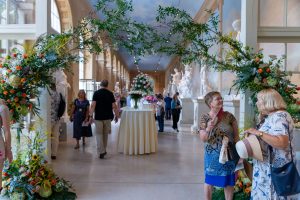 łuk kwiatowy na wejściu na wystawę