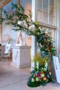 łuk kwiatowy na wejściu na wystawę