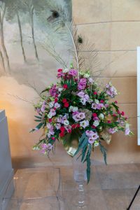 kompozycja z różnych kwiatów w galerii rzeźb