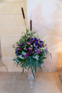 kompozycja z różnych kwiatów w galerii rzeźb