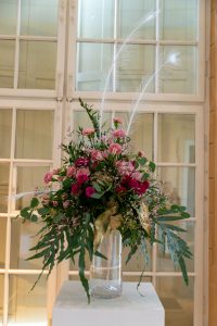 kompozycja z różnych kwiatów w galerii rzeźb