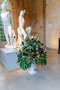 kompozycja z różnych kwiatów w galerii rzeźb