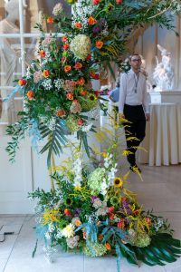 łuk kwiatowy na wejściu na wystawę