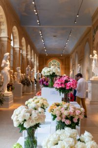 Stara Oranżeria z wystawą róż