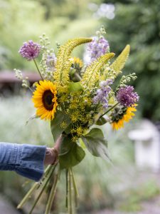 bukiet świeżych kolorowych kwiatów od 365 Dni Kwiatów