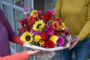 bukiet świeżych kolorowych kwiatów od 365 Dni Kwiatów