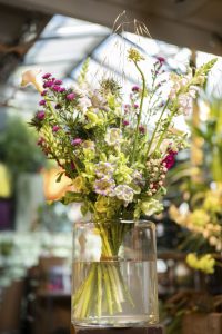 bukiet świeżych kolorowych kwiatów od 365 Dni Kwiatów