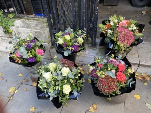 pięć bukietów kwiatów