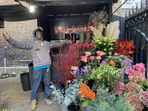 człowiek przy kwiatach