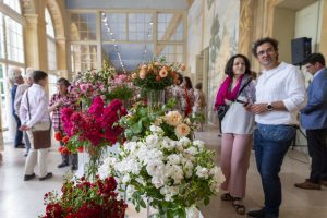 wnętrze Starej Oranżerii z wyeksponowanymi różami na podestach