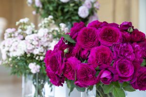 bukiety róż wyeksponowane na podestach