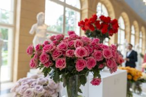 bukiety róż wyeksponowane na podestach