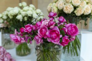 bukiety róż wyeksponowane na podestach