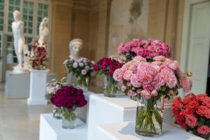 bukiety róż wyeksponowane na podestach