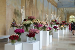 bukiety róż wyeksponowane na podestach