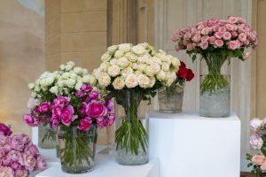 bukiety róż wyeksponowane na podestach